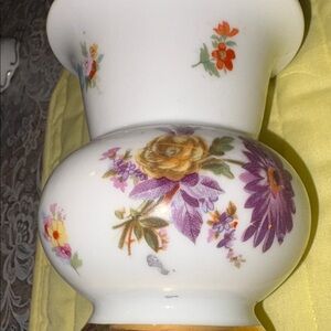 GOLD CASTLE, Japan floral vase, some wear on gold on top, lovely flowers $12